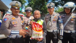 Satlantas Polres Bondowoso Gelar Bakti Sosial Untuk Ojol, Tukang Becak, dan Supoltas, Wujud Kepedulian Polri Kepada Masyarakat Kecil