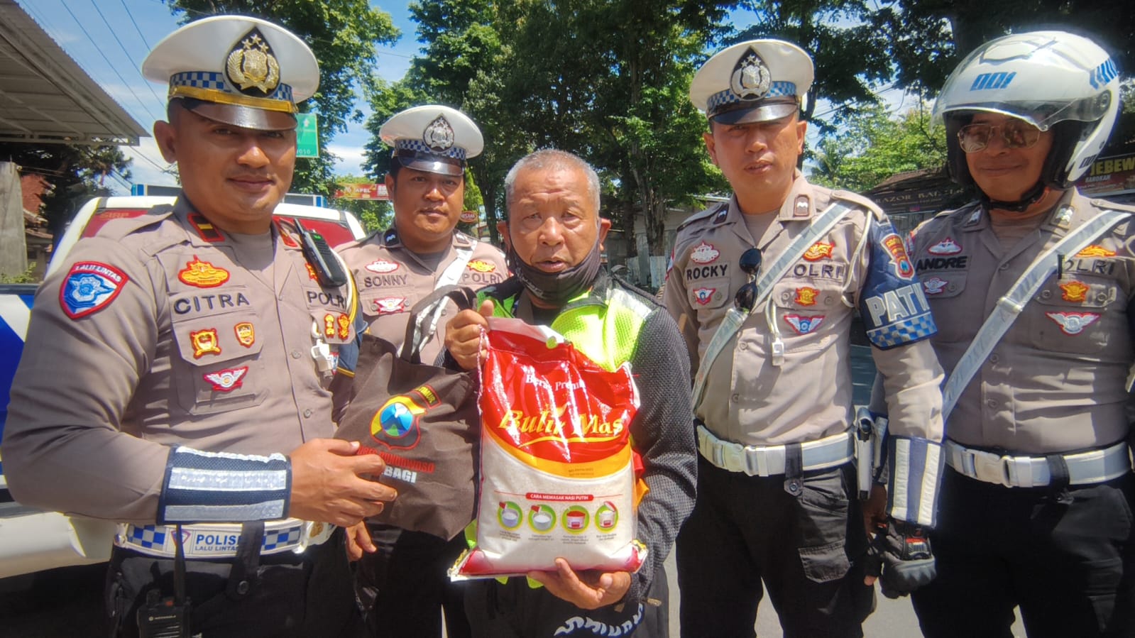 Satlantas Polres Bondowoso Gelar Bakti Sosial Untuk Ojol, Tukang Becak, dan Supoltas, Wujud Kepedulian Polri Kepada Masyarakat Kecil