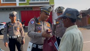 Polri Untuk Masyarakat : Polres Bondowoso Berbagi Sembako Untuk Ojol Sambut Hari Lalu Lintas Bhayangkara ke – 70