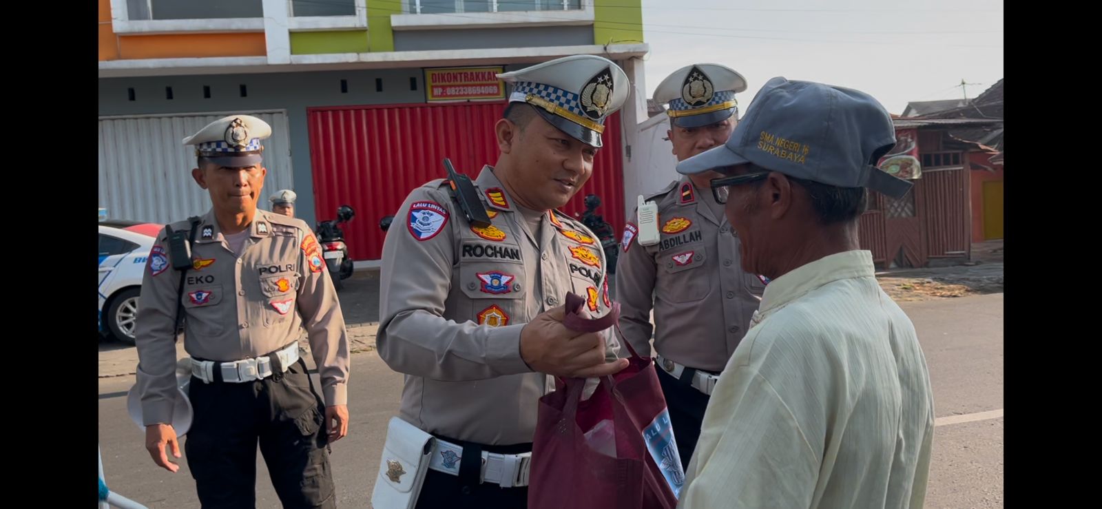 Polri Untuk Masyarakat : Polres Bondowoso Berbagi Sembako Untuk Ojol Sambut Hari Lalu Lintas Bhayangkara ke – 70