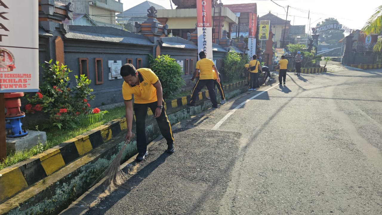 Satukan Langkah Dalam World Clean Up Day, Polres Badung Bersihkan Lingkungan Kerja