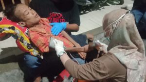 Tim Nakes Puskesmas Morokrembangan Jemput Pasien Kondisi Kesadaran Menurun ke RS. Soewandhi