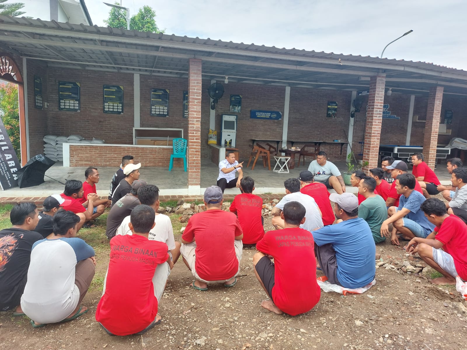 Bangun Semangat Kerja, Kalapas Pemuda Madiun Beri Arahan Tamping Pekerja di Sendang Klangenan