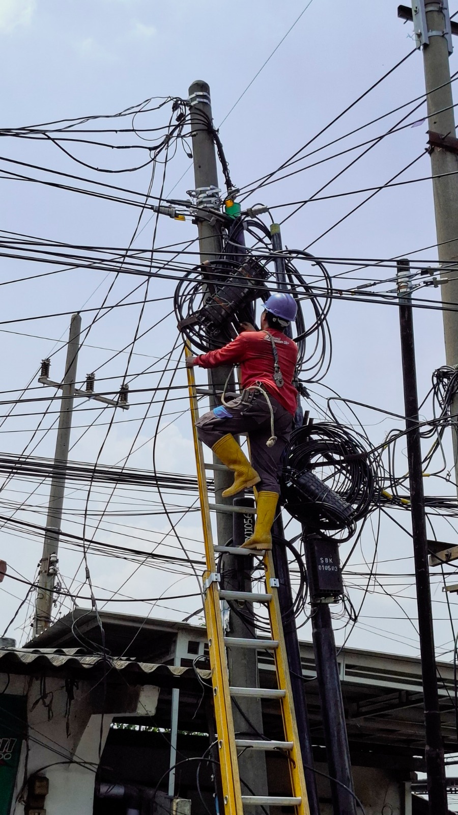 Kolaborasi PLN Icon Plus dan Pemkot Surabaya Wujudkan Penataan Infrastruktur Kabel Fiber Optik yang Lebih Tertib dan Aman