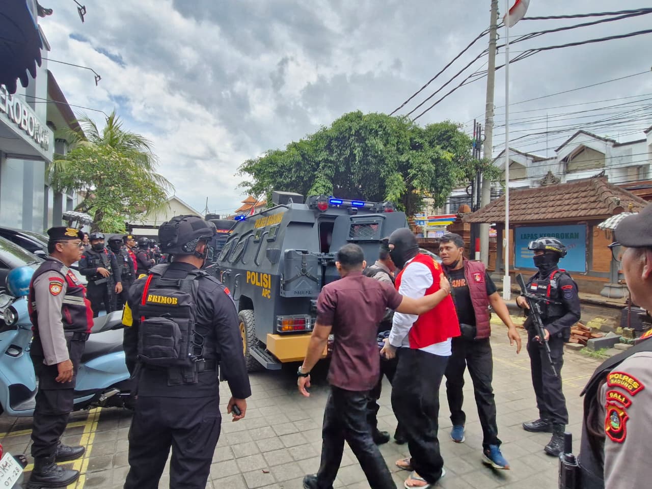 Sidang Perdana Rampung, Polres Badung Kawal Ketat Tiga Terdakwa WNA Kasus Penembakan Kembali ke Lapas