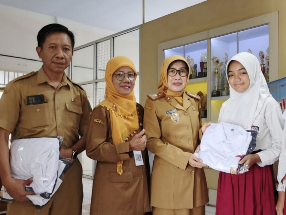 Dinas Pendidikan Dan Kebudayaan Kabupaten Jombang Mulai Salurkan Seragam Gratis, Wujudkan Pemerataan Layanan Pendidikan.