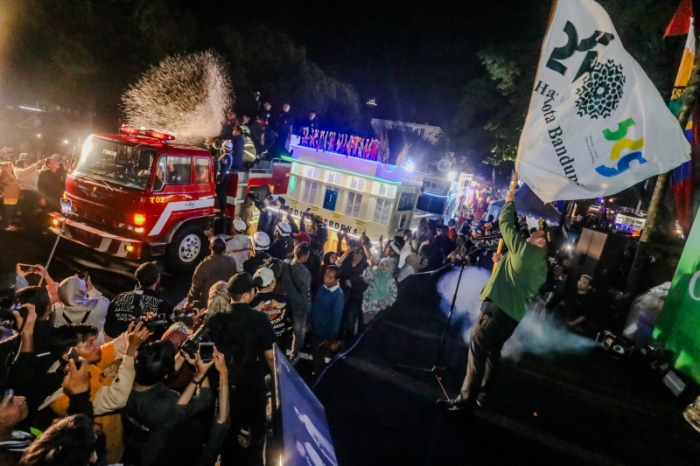 Gemerlap Bandung di Malam Sumirat, 62 Mobil Hias Warnai Langit Kota