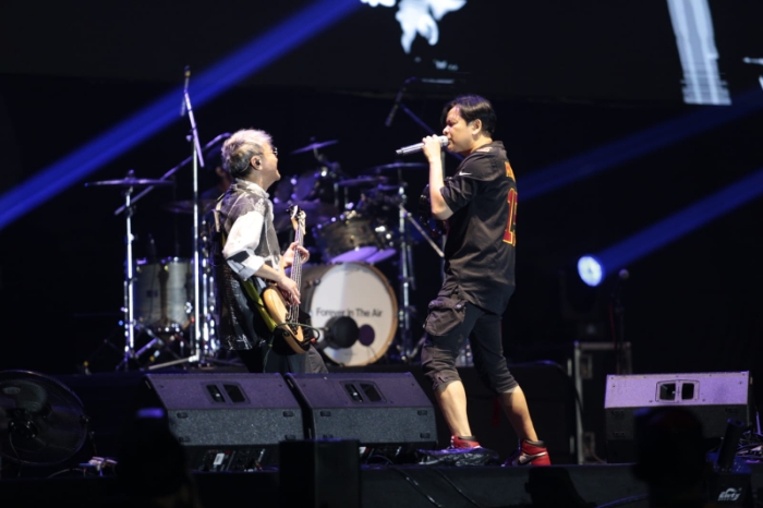 Langit Bandung Menyala, Ribuan Warga Nikmati Konser GIGI di Tegalega