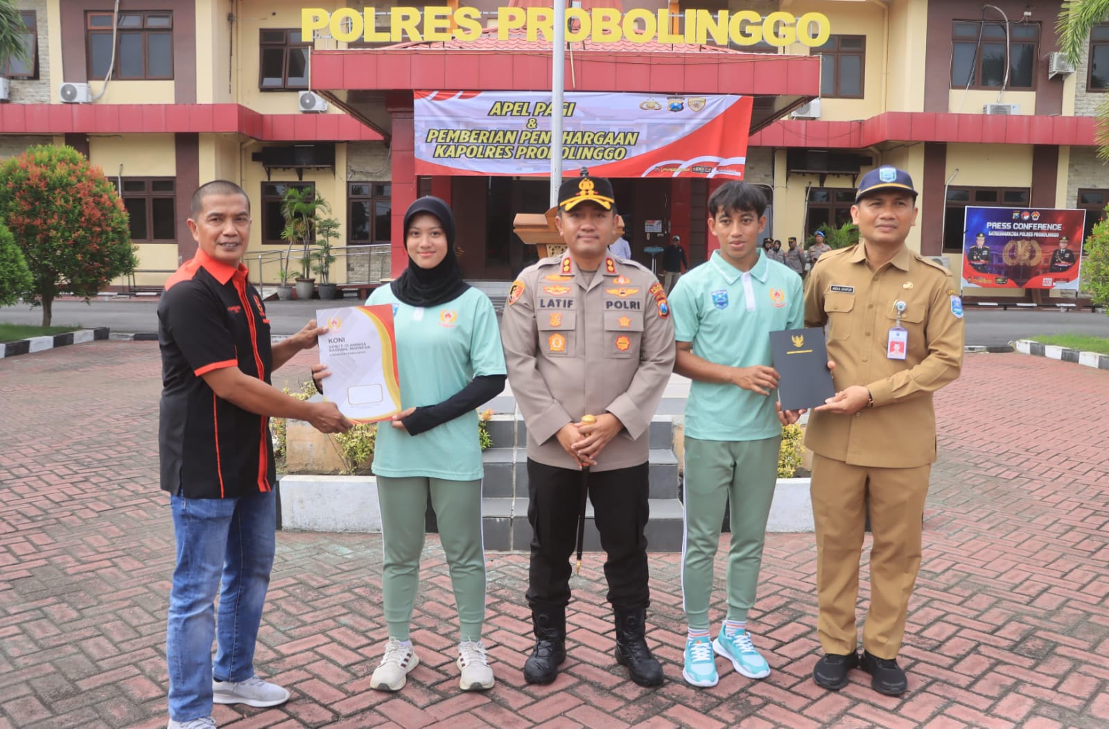 Kapolres Probolinggo Beri Penghargaan Dua Atlet Arung Jeram yang Melawan Begal