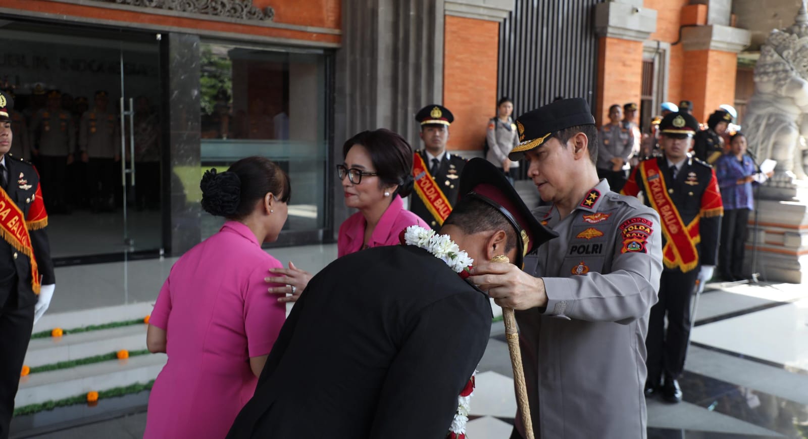 Wujud Penghormatan Dari Institusi, Kapolda Bali Beri Pengargaan Personel Yang Memasuki Masa Purna Bhakti T.A. 2025