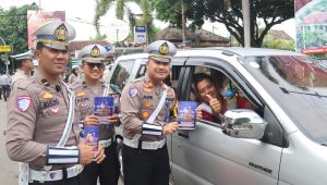 Operasi Zebra Semeru Polres Magetan Berbagi Bunga dan Coklat Ajak Warga Tertib Lalin