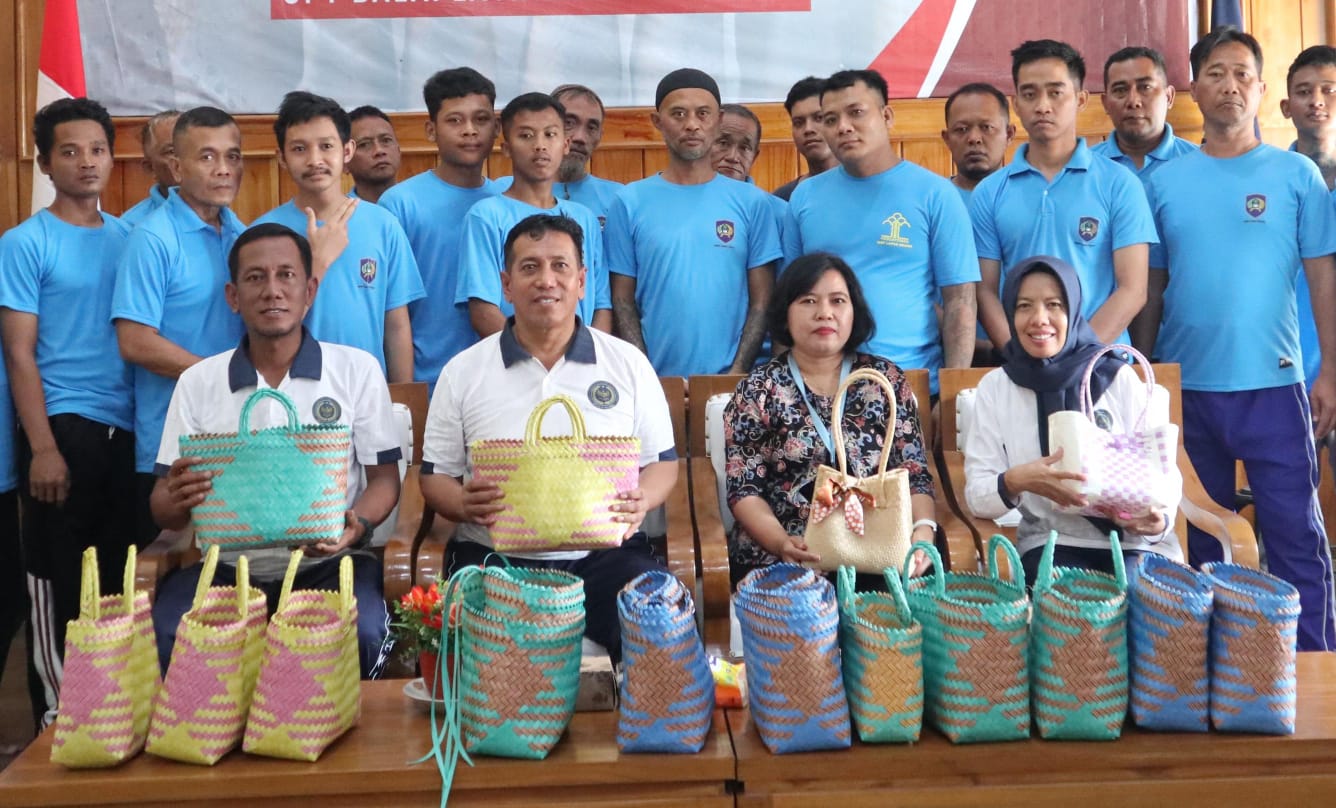 Hasilkan 90 Anyaman Tas Setiap Bulan Kalapas Ngawi: Komitmen Lapas Ngawi Membina Warga Binaan Hasilkan Produk UMKM Bernilai Jual