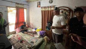 Asep Robin Tinjau Rumah Nyaris Ambruk di Pasir Impun, Prihatin Kondisi Penghuni