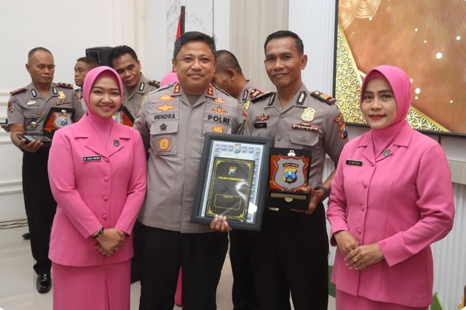 Polres Pamekasan Berikan Cendramata Pada Purna Bhakti 2025