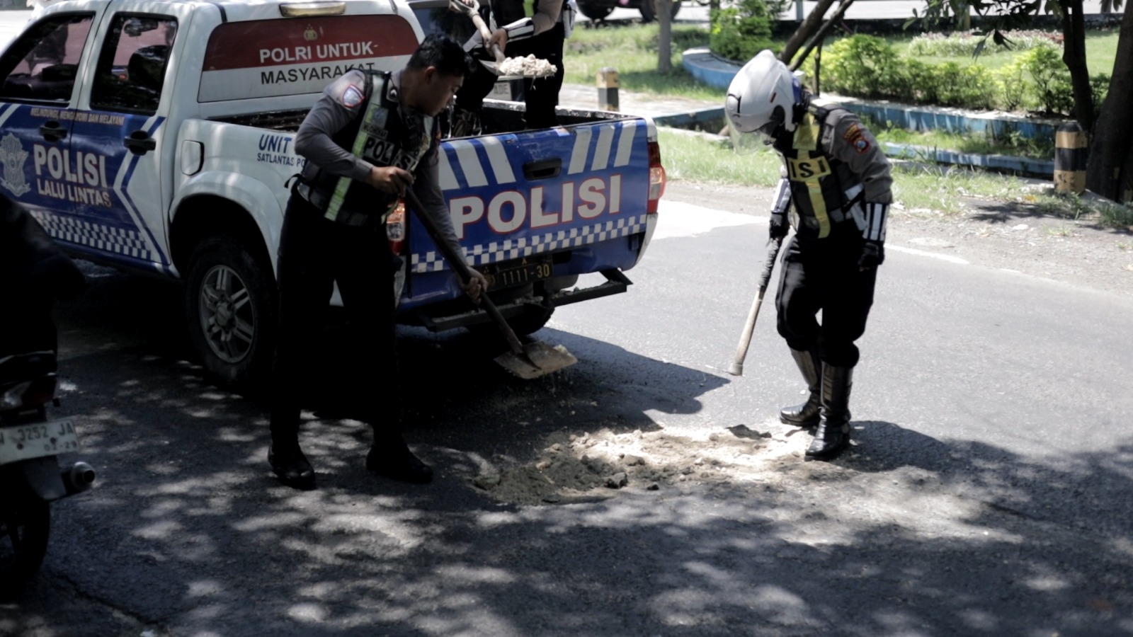 Demi Keselamatan Pengendara, Satlantas Polres Gresik Tambal Jalan Berlubang di Jalan Wahidin