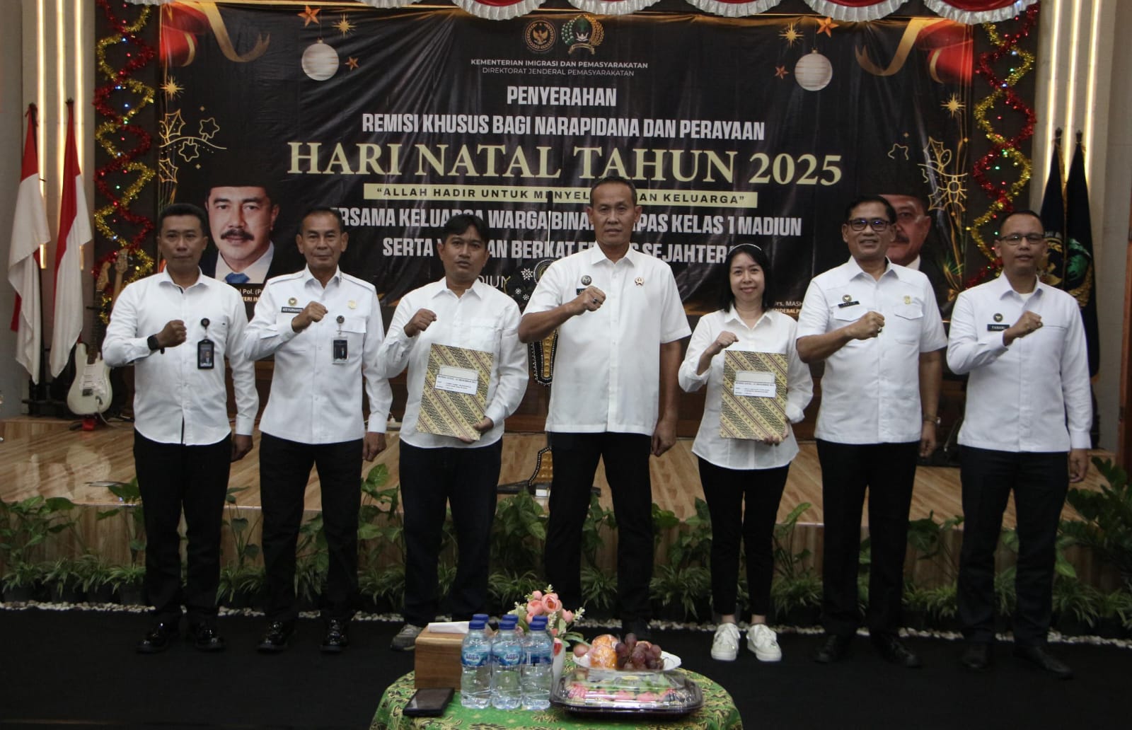 Maknai Hari Raya Natal, Kakanwil Ditjenpas Jatim Serahkan Remisi Khusus bagi Warga Binaan Nasrani Lapas I Madiun