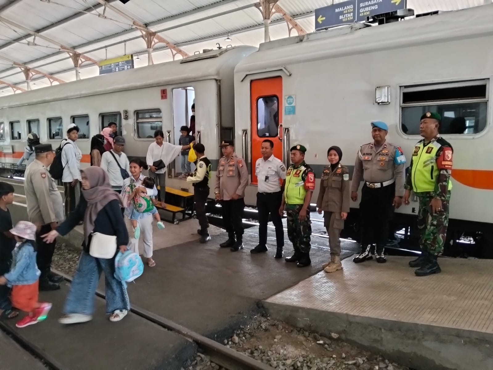 Polres Pasuruan Pantau Arus KA di Bangil, Libur Nataru 2025 Volume Penumpang Turun