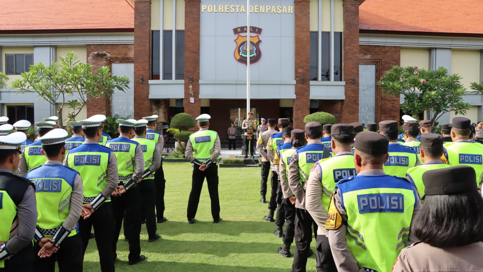 Pengamanan Malam Tahun Baru 2026 Polresta Denpasar Laksanakan Apel Gelar Pasukan