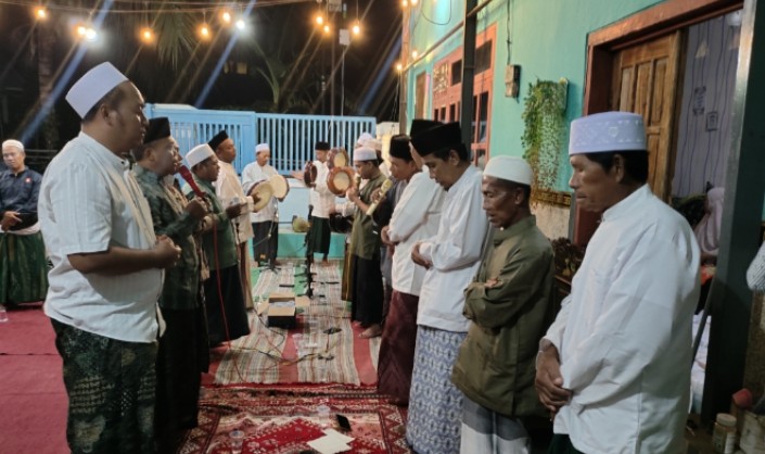 Sholawat Bergema, Kepala Desa Jangur Dampingi Tasyakuran Keberangkatan Umroh Warga