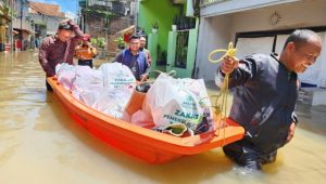 BAZNAS Jabar Turun ke Genangan Banjir Kabupaten Bandung, 500 Paket Sembako Disalurkan