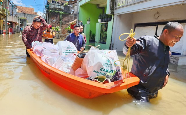 BAZNAS Jabar Turun ke Genangan Banjir Kabupaten Bandung, 500 Paket Sembako Disalurkan