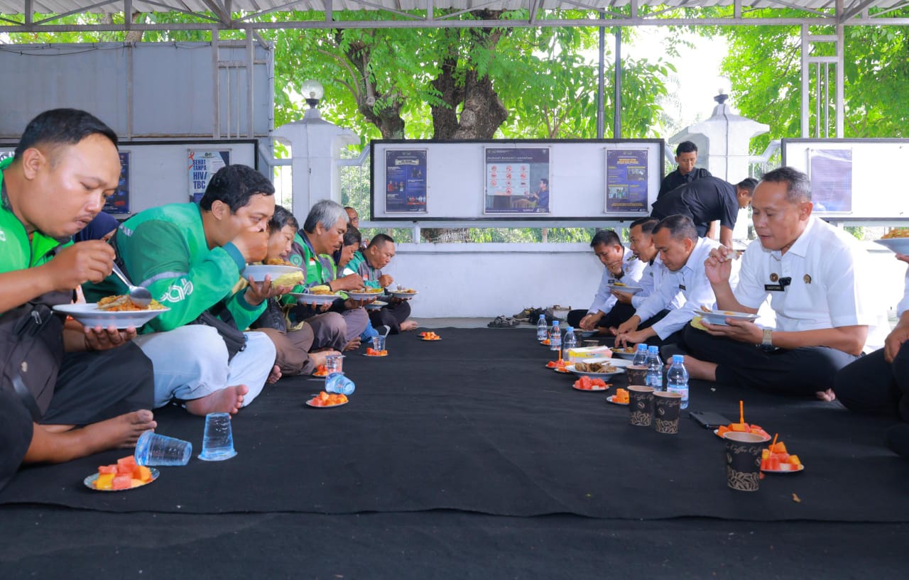 Tutup Tahun dengan Kepedulian, Kakanwil Ditjenpas Jatim Gelar Bansos dan Makan Bersama Tukang Ojek Online di Lapas I Madiun