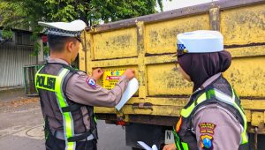 Satlantas Polres Lumajang Sosialisasikan Tertib Lalu Lintas Angkutan Barang di Jalan Panjaitan