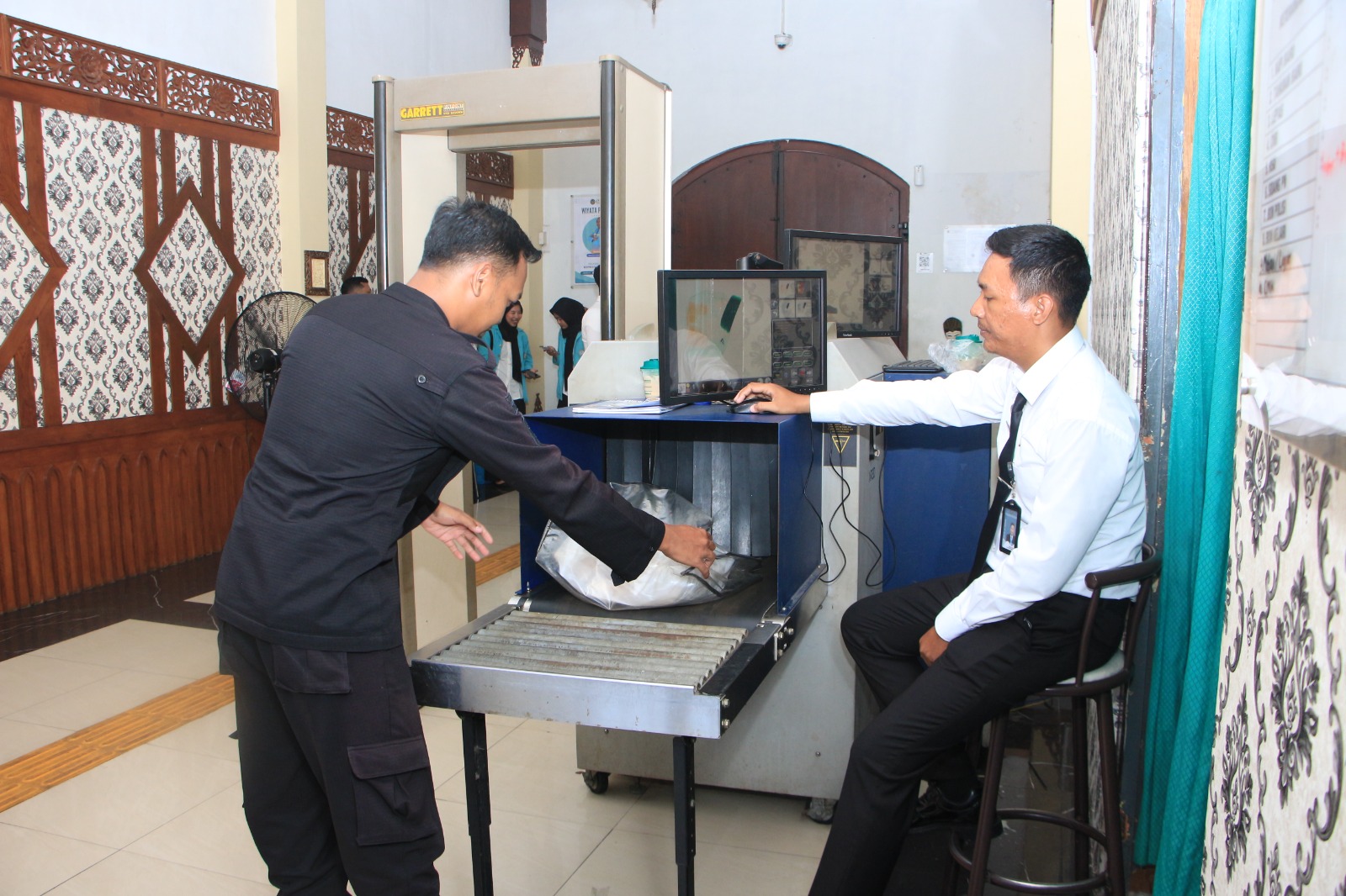 Deteksi Dini Barang Terlarang, Lapas Kelas I Madiun Perketat Pemeriksaan Barang Bawaan Pengunjung melalui X-Tray
