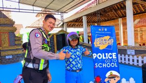 Police Goes To School, Satlantas Polres Lumajang Edukasi Safety Riding di SDN Jogotrunan