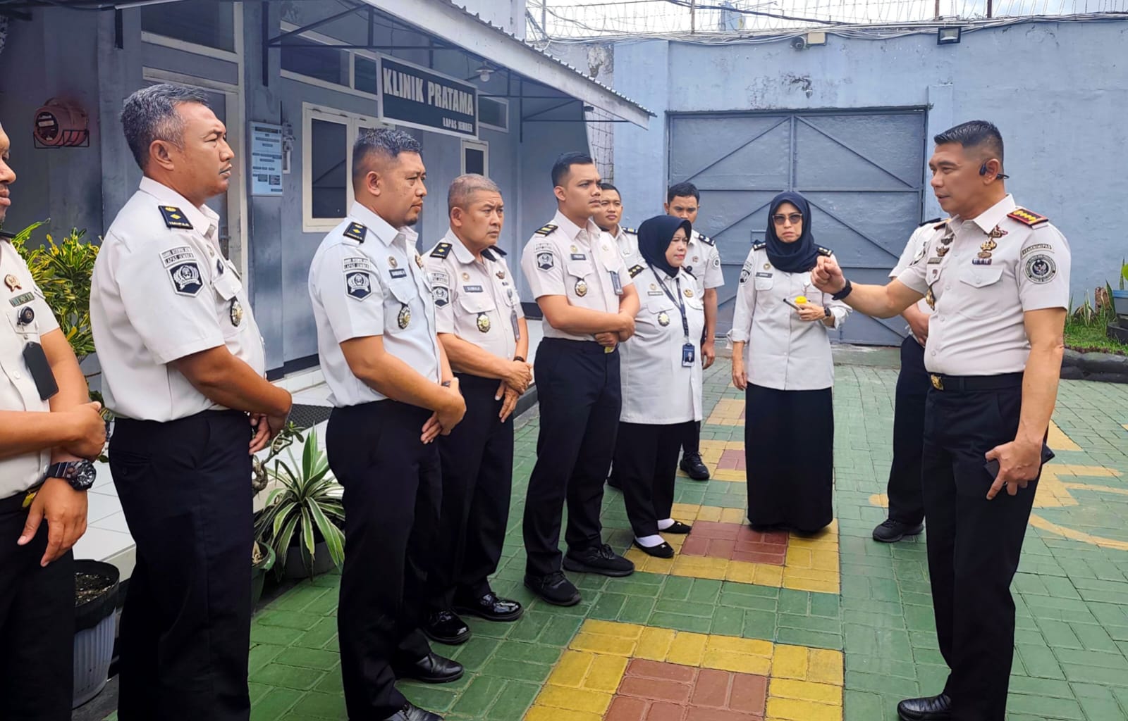 Pimpin Langsung Tes Urine, Kalapas Jember Tegaskan Komitmen Lapas Bersih Dari Narkoba