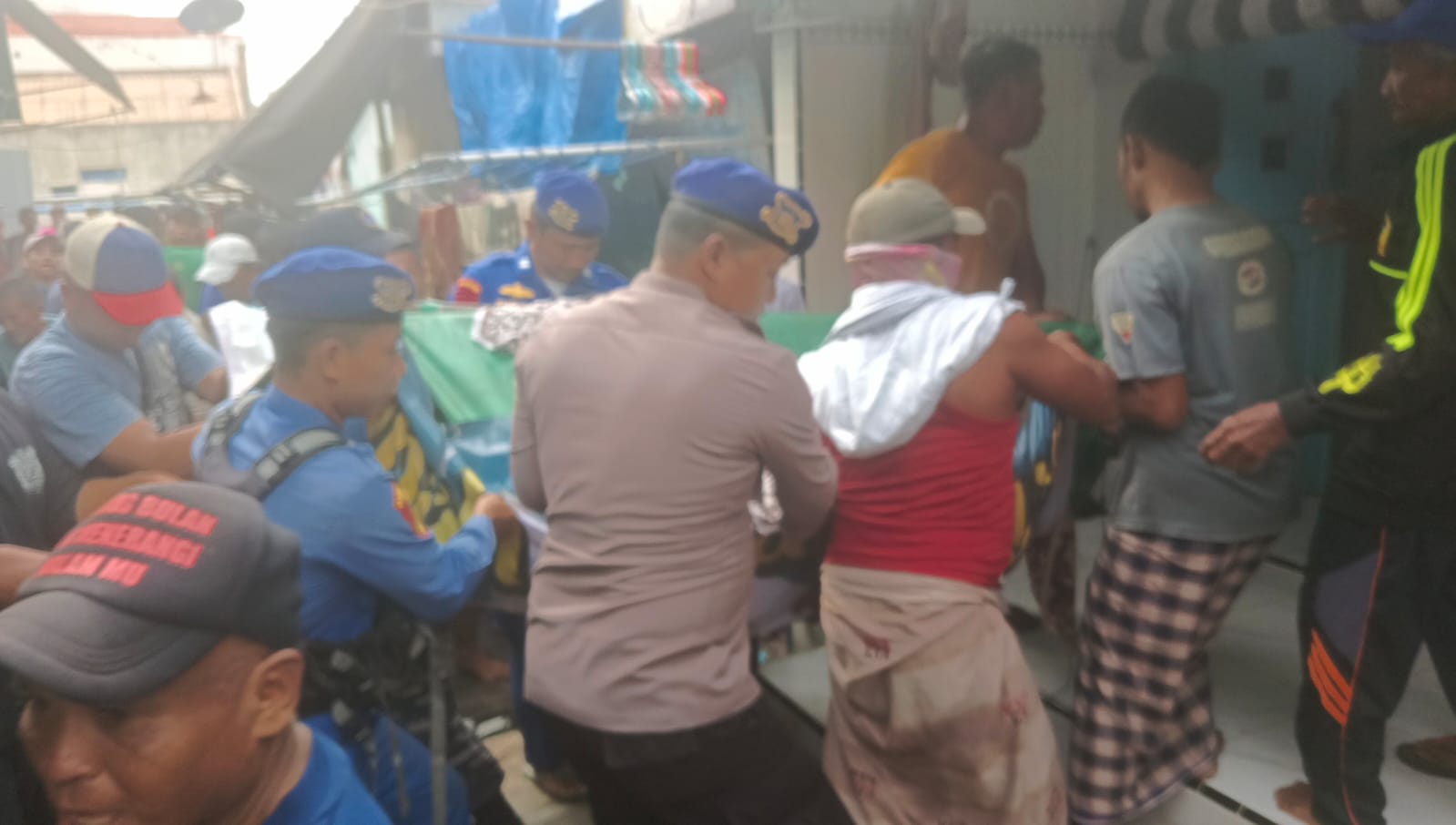 Nelayan Asal Lumpur Gresik Ditemukan Meninggal Dunia Mengapung, Satpolairud Polres Gresik Bantu Lakukan Evakuasi