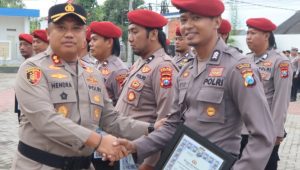 Ungkap Kasus Jambret di Desa Plakpak, Kapolres Pamekasan Berikan Penghargaan Kepada 13 Personel 