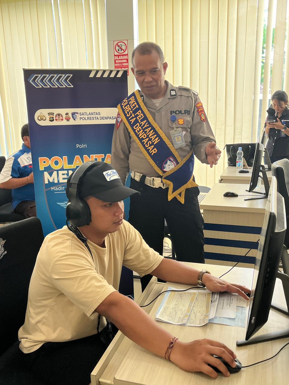 Petugas Satpas SIM Polresta Denpasar Berikan Pelayanan dan Arahan kepada Pemohon SIM