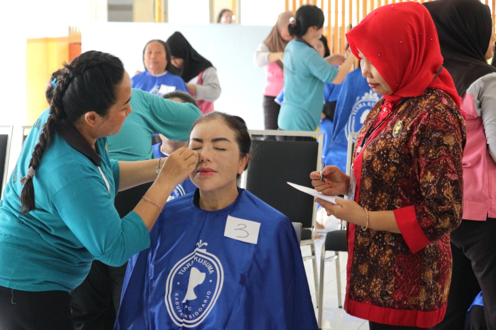 Uji Kemampuan Tata Rias, Rutan Perempuan Surabaya Dorong Warga Binaan Lebih Mandiri