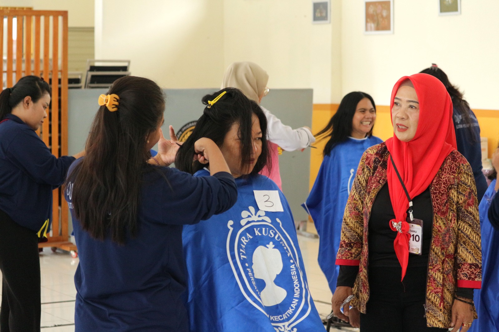 Uji Keterampilan Hair Cut Jadi Bekal Kemandirian, Program Beauty Class Rutan Perempuan Surabaya Dorong Warga Binaan