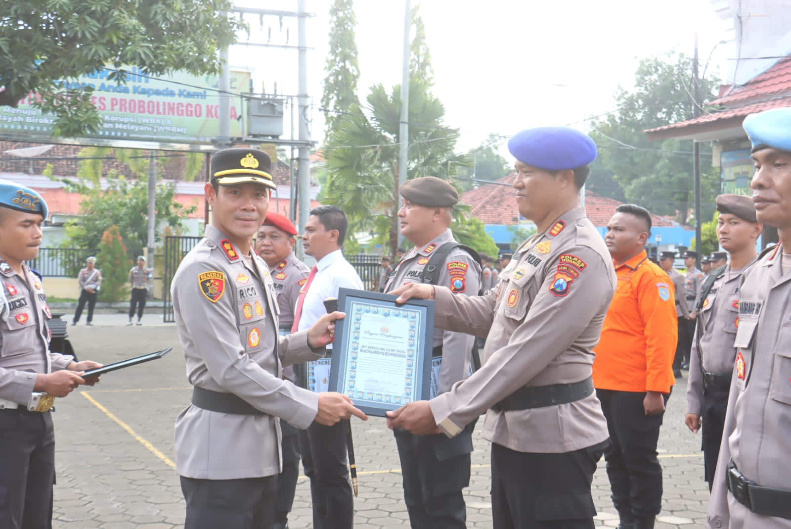 Aksi Cepat di Perairan Mayangan, Kasatpolairud Polres Probolinggo Terima Penghargaan