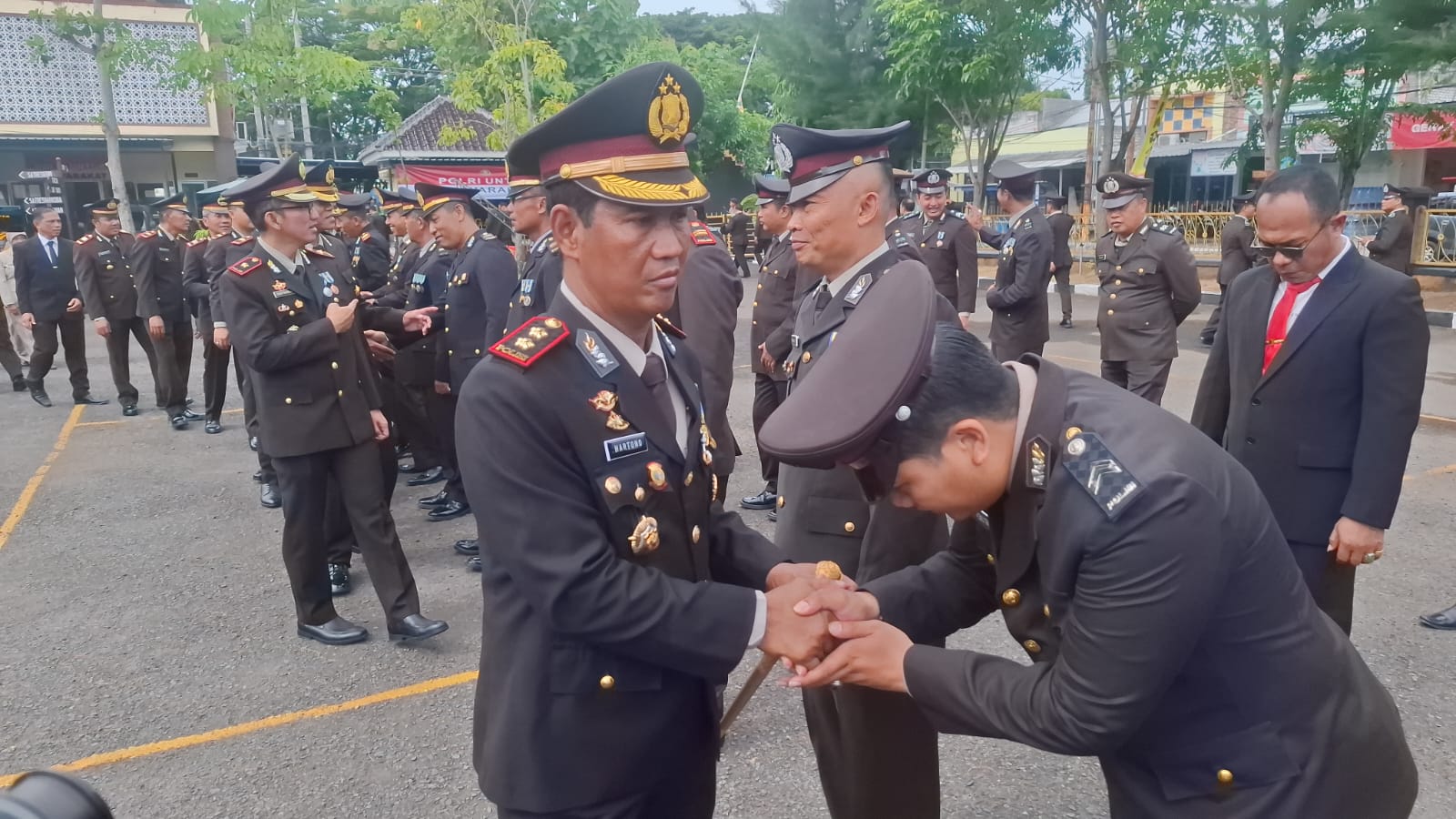 AKBP Hartono Anugerahkan Satyalancana Pengabdian kepada 37 Personel Polres Sampang