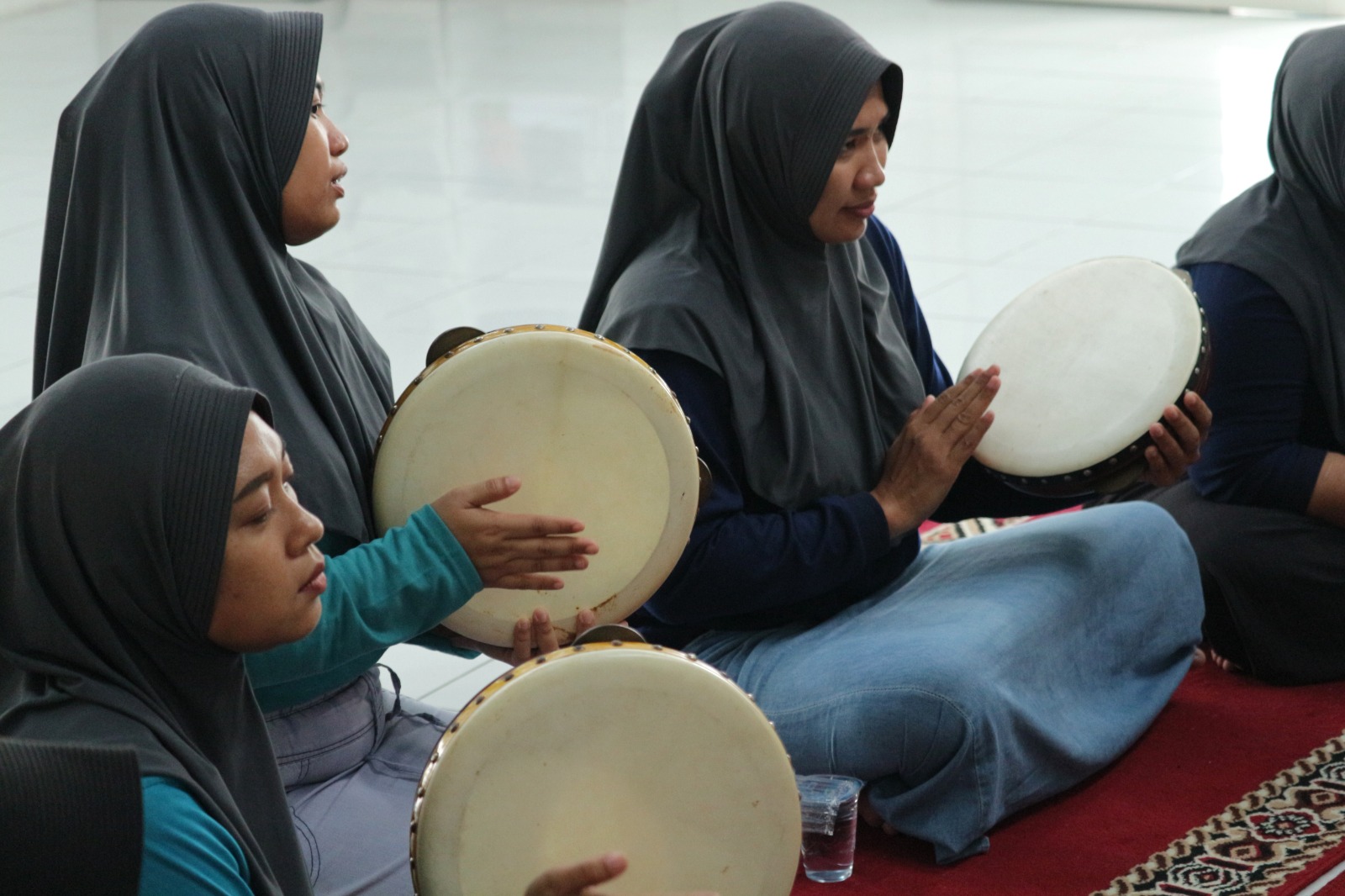 Lantunan Sholawat Hangatkan Kebersamaan, Warga Binaan Rutan Perempuan Surabaya Jalani Pembinaan Kerohanian Dengan Hadroh