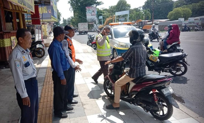 Dishub Kota Probolinggo Tertibkan Parkir di Trotoar Jalan Soekarno Hatta