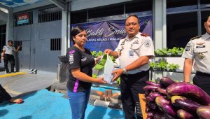 Awali Bulan Dengan Berbagi, Lapas Malang Panen Terong dan Pakcoy Untuk Masyarakat