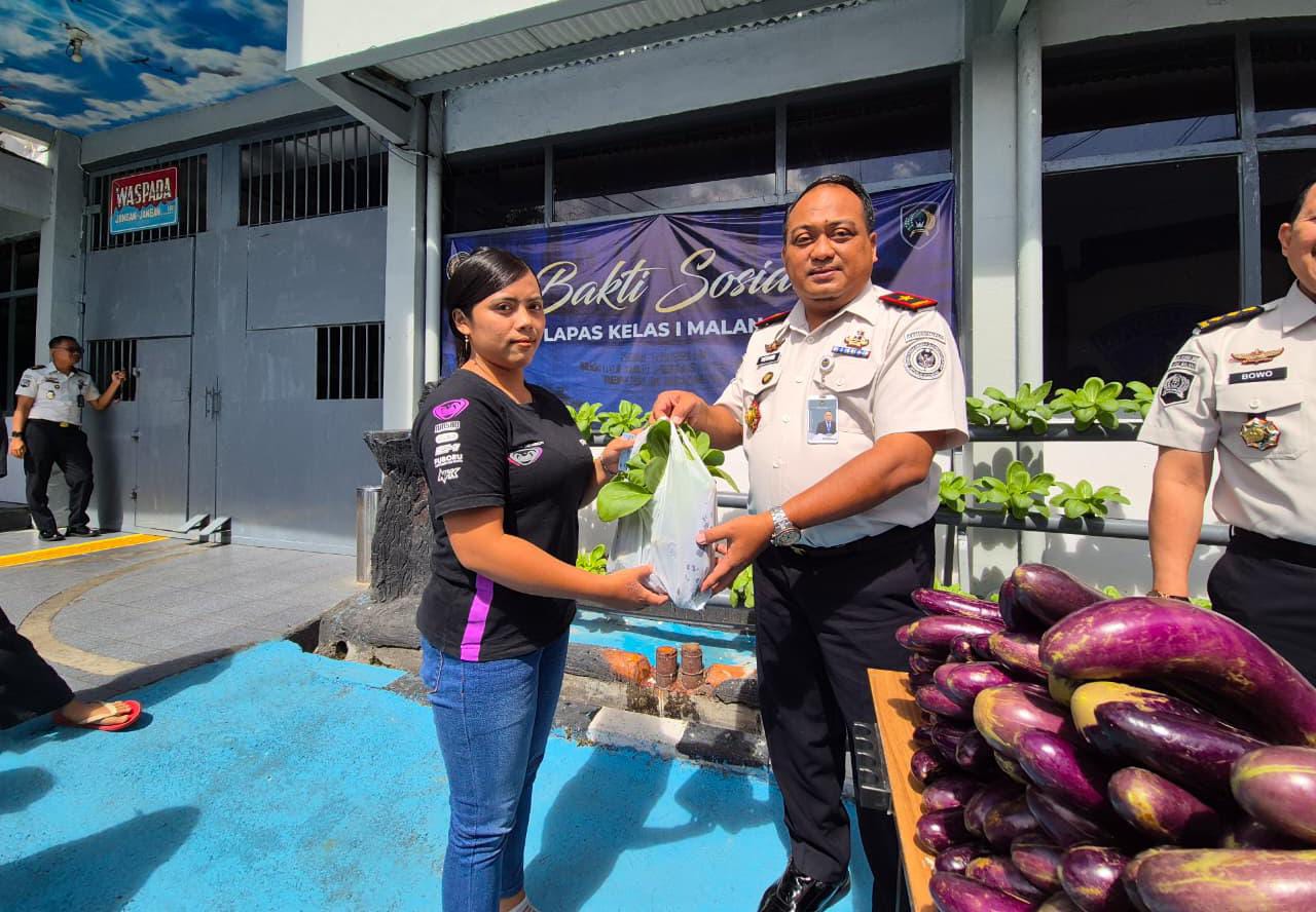 Awali Bulan Dengan Berbagi, Lapas Malang Panen Terong dan Pakcoy Untuk Masyarakat