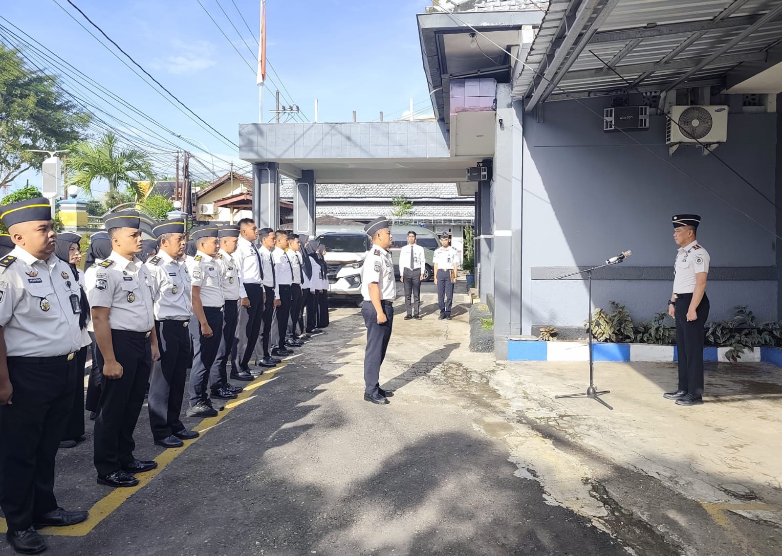 Pimpin Apel Pagi, Kalapas Jember Tegaskan Disiplin dan Komitmen Zero Halinar