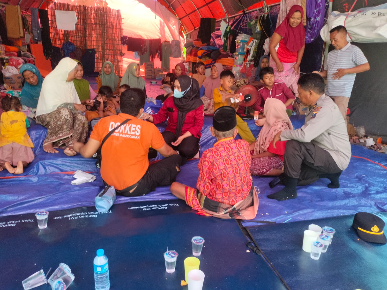 Bencana Alam Di Pasean, Polisi Berikan Bantuan Obat-Obatan dan Pelayanan Kesehatan Gratis Kepada Warga yang Terdampak