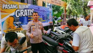 Pasang Alarm Gratis di Polsek Wonocolo Sepuluh Pendaftar Pertama Diberi Bonus Buah Durian