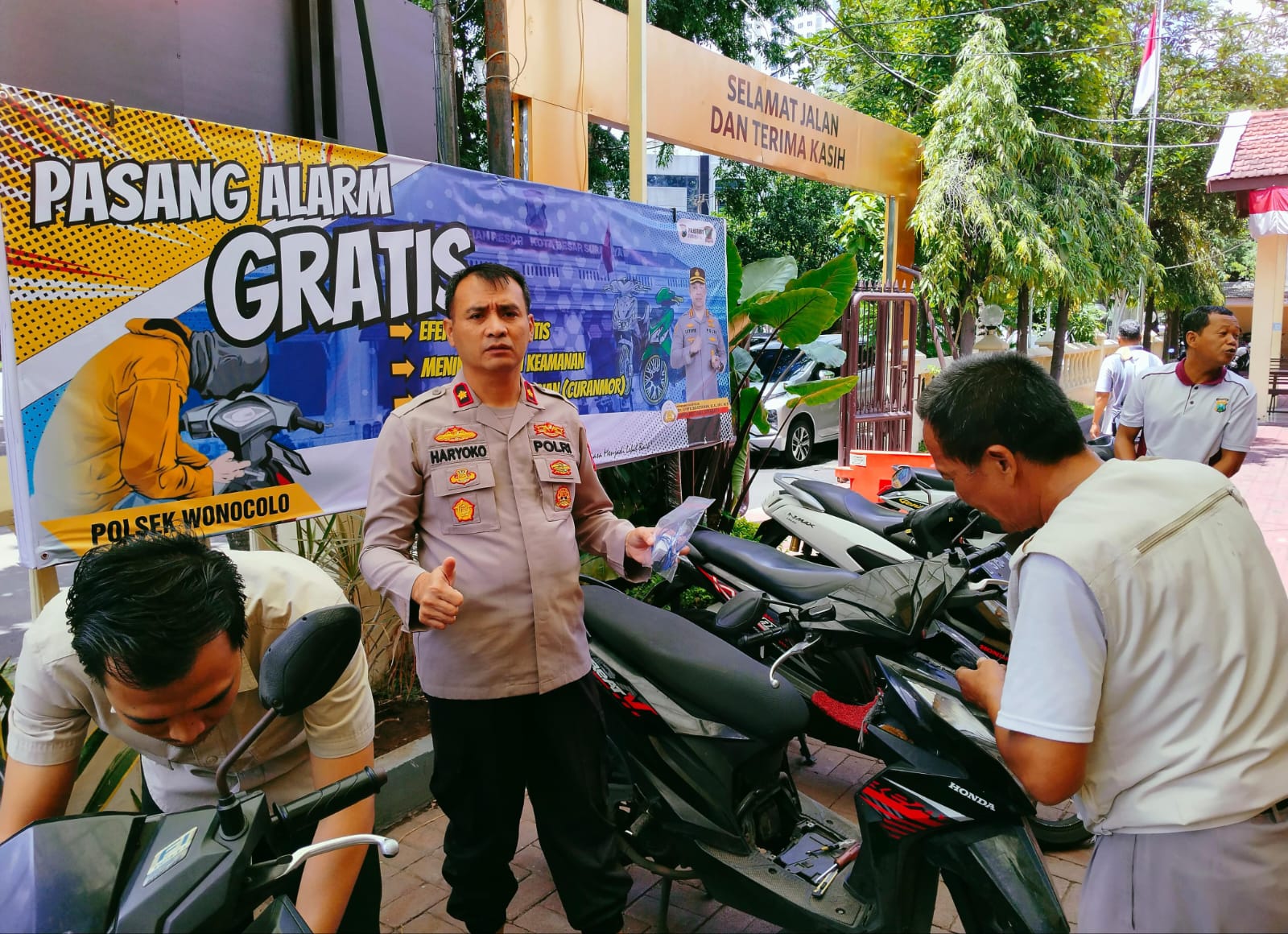 Pasang Alarm Gratis di Polsek Wonocolo Sepuluh Pendaftar Pertama Diberi Bonus Buah Durian