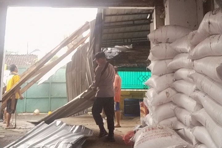 Polsek Sumberasih Turun Tangan, Bersama Warga Pulihkan Dampak Puting Beliung di Pohsangit Leres