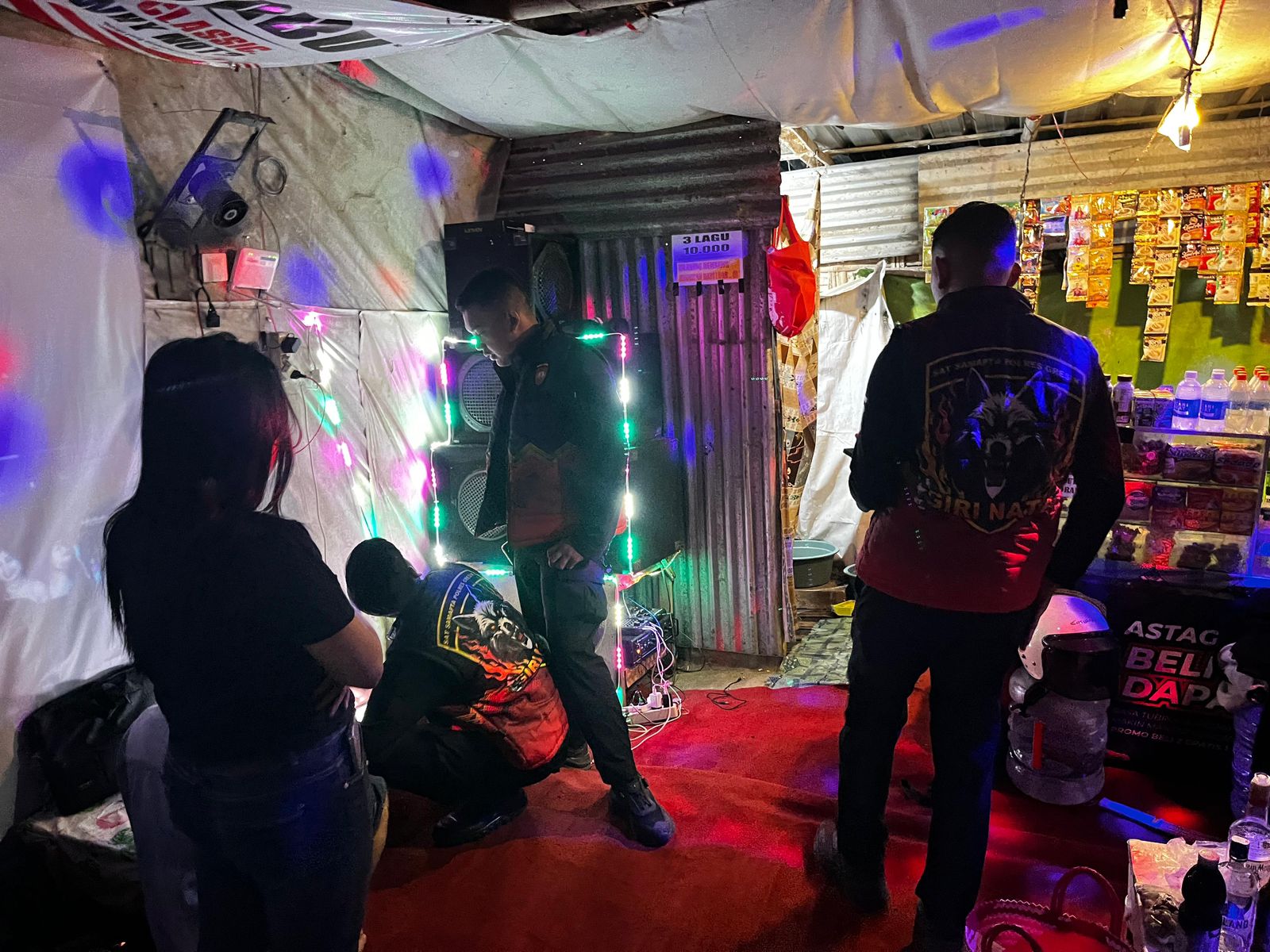 Polres Gresik Sikat Peredaran Miras di Menganti, Puluhan Botol Diamankan dari Warung Karaoke