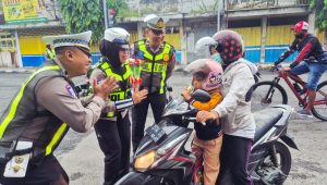 Hari Kesepuluh Operasi Keselamatan Semeru Polres Lumajang Beri Hadiah Pengendara Tertib
