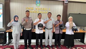 Ops Keselamatan Semeru 2026, Satlantas Polres Bangkalan Tekan Laka dengan Aksi Simpatik Bagikan Helm SNI Secara Gratis di SMKN 1 Bangkalan