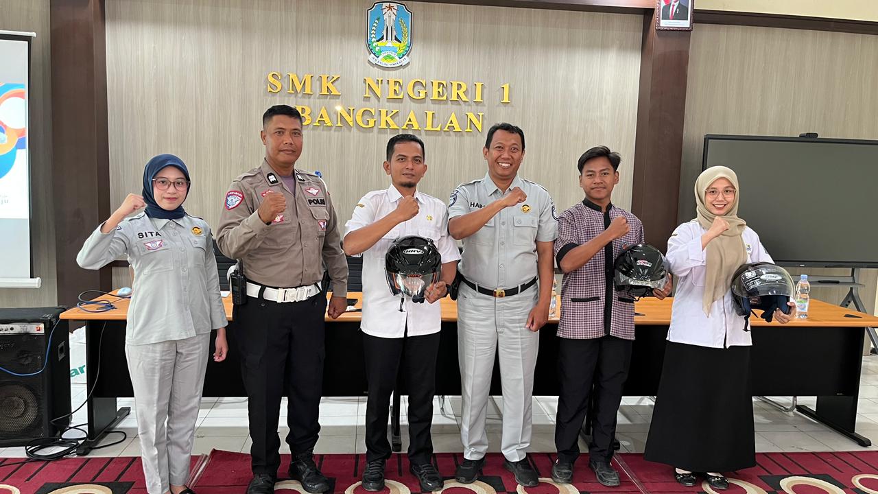 Ops Keselamatan Semeru 2026, Satlantas Polres Bangkalan Tekan Laka dengan Aksi Simpatik Bagikan Helm SNI Secara Gratis di SMKN 1 Bangkalan